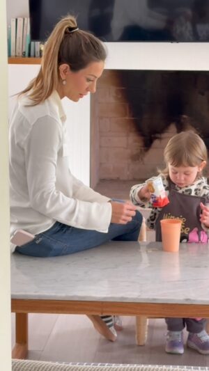 Noelia Marzol Instagram - La merienda con Dona y Alfi es mi #NoNegociable 
Por eso, Vital4 no puede faltar: ¡es rico, nutritivo y el complemento ideal para una merienda juntos! 🥛🧡

Complementa la alimentación de niños mayores de 2 años. No son sucedáneos de la leche materna. Leche modificada en polvo, para niños a partir de los 2 años. Libre de Gluten. Fórmula a base de leche descremada, lactosa, aceites vegetales, vitaminas y minerales.