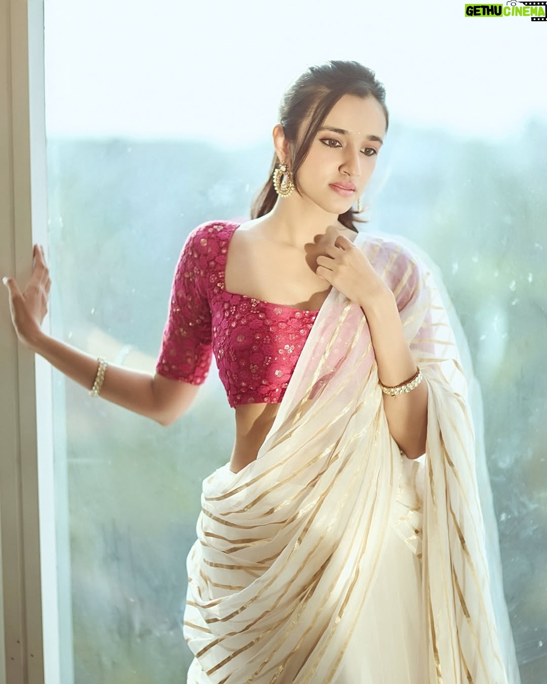 Nuveksha - 57.5K Likes - 🦢❦ @devraagh
@gohil_jeet @styled_by_arundev