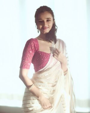 Nuveksha Instagram - 🦢❦ @devraagh 

@gohil_jeet @styled_by_arundev
