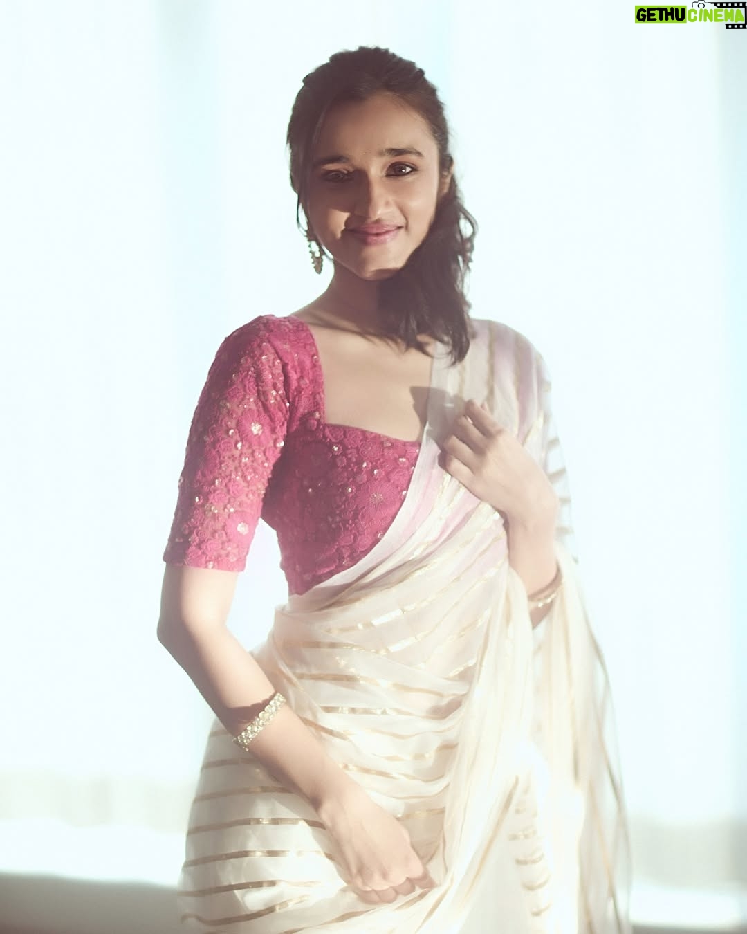 Nuveksha - 57.5K Likes - 🦢❦ @devraagh
@gohil_jeet @styled_by_arundev