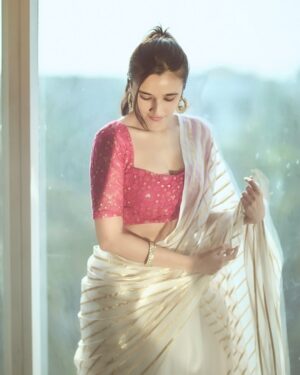 Nuveksha Instagram - 🦢❦ @devraagh 

@gohil_jeet @styled_by_arundev