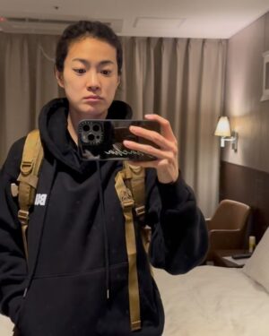 Ok Ja-yeon Instagram - 한라산, 첫 등정!
(두 번은 없을지도)

가방 빌려준 은이언니, 스틱이랑 아이젠 빌려준 유경이 고맙습니당❣️ 장비 정말 중요하구낭!! 등산화 살까말까 고민중… 하지만 난 장비를 사고나면 다쳐서 못 하게되는 징크스가 있어…