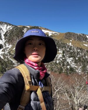 Ok Ja-yeon Instagram - 한라산, 첫 등정!
(두 번은 없을지도)

가방 빌려준 은이언니, 스틱이랑 아이젠 빌려준 유경이 고맙습니당❣️ 장비 정말 중요하구낭!! 등산화 살까말까 고민중… 하지만 난 장비를 사고나면 다쳐서 못 하게되는 징크스가 있어…