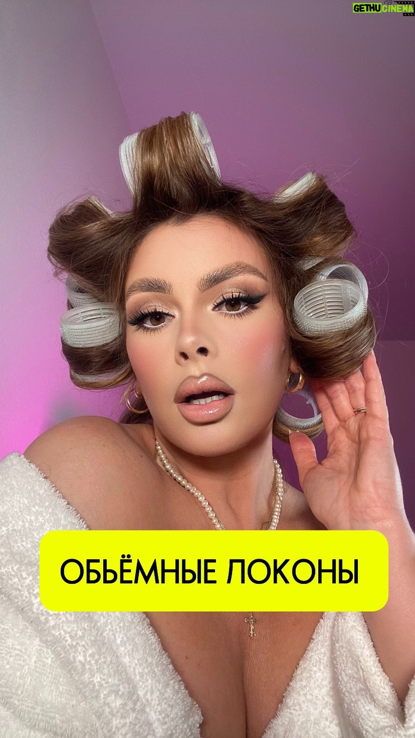 Oksana Adamovich - 16 Likes - Сохраняй💗
Объемные локоны сделать очень просто,  даже если у тебя короткие волосы, соблюдай эти правила, чтобы достигнуть объемного результата⬇️

🧴После мытья на влажные волосы распыли на прикорневую зону средство для объема волос 
Просуши феном, опустив голову вниз
Расчеши тщательно волосы 
И начинай крутить плойкой крупного или обычного диаметра
Важно здесь соблюсти такую технику: крутишь на плойку и сразу горячие волосы фиксируешь на бигуди-липучки

❗️Чтобы сделать офигенный голливудский эффект, крути волосы по такому направлению:
Челку и височные зоны крути по направлению от лица, а остальные части крути к лицу

Соблюдай ряды как на видео, сначала крутишь центральную часть от челки до затылка, а потом боковые части головы 
Дай волосам остыть минут 20-30, можешь пока сделать макияж 
Сбрызни волосы с бигудями лаком легкой фиксации 
Как остынут, распускай волосы, отпускай голову вниз и брызгай лаком 
🪮Если хочешь эффекта ещё более объемного, то расчесанные волосы будут выглядеть ещё эффектнее 
#обьемныелоконы #локоны #бигуди #укладка #укладканакороткийволос #укладканадлинныеволосы #hairstyle #curlhair #aesthetic #dysonhair #dyson #babyliss #blond #blondhair #визажистмосква #longhairstyles #hollywoodhair #babyfacemakeup #makeuptutorial #makeup #makeupartist #макияжмосква #обучениемакияж #обучениемакияжуонлайн #макияжонлайн #самсебевизажист #курсыпомакияжумосква #курсыпомакияжу #укладкамосква