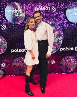 Olga Frycz Instagram - 𝐀𝐝𝐚 𝐢 𝐀𝐥𝐛𝐞𝐫𝐭 𝐰 𝐟𝐢𝐧𝐚𝐥𝐞 𝟏𝟔 𝐞𝐝𝐲𝐜𝐣𝐢 𝐓𝐚ń𝐜𝐚 𝐳 𝐆𝐰𝐢𝐚𝐳𝐝𝐚𝐦𝐢 !!! 
Jakby to powiedziała moja młodsza córeczka: „nie no hit!” 

Półfinał był pełen emocji, ja się strasznie stersowałam od samego rana, ale jak zatańczyli foxtrota to już byłam spokojna. I to jest teraz mój ulubiony ich taniec. 
Był taki lekki i czysty ten foxtrot. 

Juhuuuuuu, Albert zatańczy w finale. 
Ale jak jest się najlepszym tancerzem, wspaniałym nauczycielem, do tego tańczy się z taką gwiazdą jak Ada, oraz gdy wspiera Cię 
1. piękna 
2.kochana 
3.najlepsza narzeczona no to co może pójść nie tak ? 😅

I jeszcze teść na widowni ! 🥺❤️ 

Albert LET’S GOooo 🤟🏻🤟🏻🤟🏻🤟🏻🤟🏻 

•sukienka @the_odderside 
•buty @mako.store 
•mua @aleksandraszczepanek 
•apaszka od Tadeusza 🙌🏻