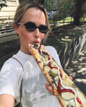 Olga Frycz Instagram - kwiecień/maj 

🪻

•biała sukienka @the_odderside 
•kowbojki i beżowa torebka @mako.store