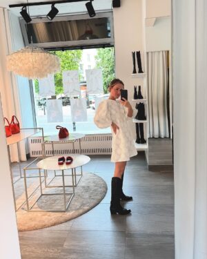 Olga Frycz Instagram - kwiecień/maj 

🪻

•biała sukienka @the_odderside 
•kowbojki i beżowa torebka @mako.store