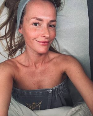 Olga Frycz Instagram - kwiecień/maj 

🪻

•biała sukienka @the_odderside 
•kowbojki i beżowa torebka @mako.store