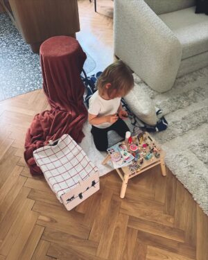 Olga Frycz Instagram - kwiecień/maj 

🪻

•biała sukienka @the_odderside 
•kowbojki i beżowa torebka @mako.store