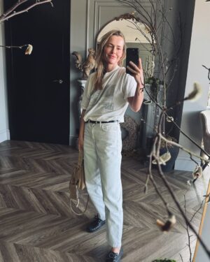 Olga Frycz Instagram - kwiecień/maj 

🪻

•biała sukienka @the_odderside 
•kowbojki i beżowa torebka @mako.store