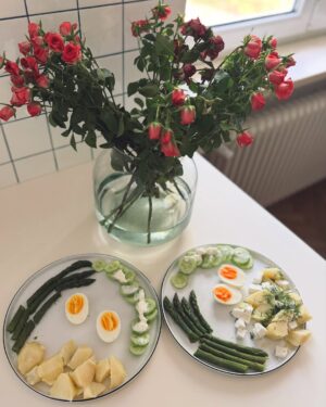 Olga Frycz Instagram - bardzo  lubię gotować dla moich dzieci a ich radość przy stole jest dla mnie największą nagrodą 🫶🏻 

•ziemniaki
•koperek
•feta 
•jajka 
•szparagi
•ogórek zielony 
•śmietana 

W I O S N A !!!