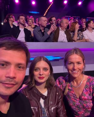 Olga Frycz Instagram - Wczorajszy odcinek  Tańca z Gwiazdami z tańcami ludowymi… brak słów! Tyle emocji, piękna. Wzruszenie totalne, a ciarki nie schodziły przez cały program.

Kto jeszcze oglądał i czuł to samo?

Już nie mogę się doczekać, jak pokażę ten odcinek Helence i jak jej się spodoba to poszukam takich zajęć dla nich. Pamiętam, że w Krakowie był zespół Małe Słowianki. A w Warszawie ktoś zna i poleca ? 

•sukienka @lecollet (2022)
•naszyjnik @oplotka 
•kolczyki @hm 
•buty @ysl 
•make up ja sama 🙈