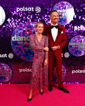 Olga Frycz Instagram - Wczorajszy odcinek  Tańca z Gwiazdami z tańcami ludowymi… brak słów! Tyle emocji, piękna. Wzruszenie totalne, a ciarki nie schodziły przez cały program.

Kto jeszcze oglądał i czuł to samo?

Już nie mogę się doczekać, jak pokażę ten odcinek Helence i jak jej się spodoba to poszukam takich zajęć dla nich. Pamiętam, że w Krakowie był zespół Małe Słowianki. A w Warszawie ktoś zna i poleca ? 

•sukienka @lecollet (2022)
•naszyjnik @oplotka 
•kolczyki @hm 
•buty @ysl 
•make up ja sama 🙈