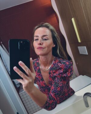 Olga Frycz Instagram - Wczorajszy odcinek  Tańca z Gwiazdami z tańcami ludowymi… brak słów! Tyle emocji, piękna. Wzruszenie totalne, a ciarki nie schodziły przez cały program.

Kto jeszcze oglądał i czuł to samo?

Już nie mogę się doczekać, jak pokażę ten odcinek Helence i jak jej się spodoba to poszukam takich zajęć dla nich. Pamiętam, że w Krakowie był zespół Małe Słowianki. A w Warszawie ktoś zna i poleca ? 

•sukienka @lecollet (2022)
•naszyjnik @oplotka 
•kolczyki @hm 
•buty @ysl 
•make up ja sama 🙈