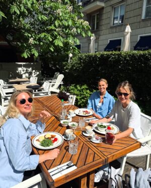 Olga Frycz Instagram - Byłyśmy tak pochłonięte rozmową, że nawet nie wiemy kiedy pan kelner zrobił nam zdjęcia. 

Fajne śniadanie z fajnymi dziewczynami. 

@olaaugust 
@majabohosiewicz