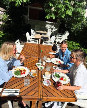 Olga Frycz Instagram - Byłyśmy tak pochłonięte rozmową, że nawet nie wiemy kiedy pan kelner zrobił nam zdjęcia. 

Fajne śniadanie z fajnymi dziewczynami. 

@olaaugust 
@majabohosiewicz
