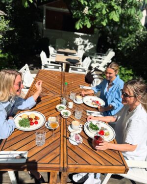 Olga Frycz Instagram - Byłyśmy tak pochłonięte rozmową, że nawet nie wiemy kiedy pan kelner zrobił nam zdjęcia. 

Fajne śniadanie z fajnymi dziewczynami. 

@olaaugust 
@majabohosiewicz