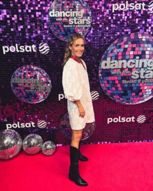 Olga Frycz Instagram - 𝐀𝐝𝐚 𝐢 𝐀𝐥𝐛𝐞𝐫𝐭 𝐰 𝐟𝐢𝐧𝐚𝐥𝐞 𝟏𝟔 𝐞𝐝𝐲𝐜𝐣𝐢 𝐓𝐚ń𝐜𝐚 𝐳 𝐆𝐰𝐢𝐚𝐳𝐝𝐚𝐦𝐢 !!! 
Jakby to powiedziała moja młodsza córeczka: „nie no hit!” 

Półfinał był pełen emocji, ja się strasznie stersowałam od samego rana, ale jak zatańczyli foxtrota to już byłam spokojna. I to jest teraz mój ulubiony ich taniec. 
Był taki lekki i czysty ten foxtrot. 

Juhuuuuuu, Albert zatańczy w finale. 
Ale jak jest się najlepszym tancerzem, wspaniałym nauczycielem, do tego tańczy się z taką gwiazdą jak Ada, oraz gdy wspiera Cię 
1. piękna 
2.kochana 
3.najlepsza narzeczona no to co może pójść nie tak ? 😅

I jeszcze teść na widowni ! 🥺❤️ 

Albert LET’S GOooo 🤟🏻🤟🏻🤟🏻🤟🏻🤟🏻 

•sukienka @the_odderside 
•buty @mako.store 
•mua @aleksandraszczepanek 
•apaszka od Tadeusza 🙌🏻