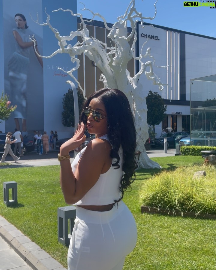 Onyi Alex - 65.1K Likes - Pick your fav slide .. 😉♥️
Authe Nwachinemere 🕊️
It only gets better ✅ #onyiialexx
