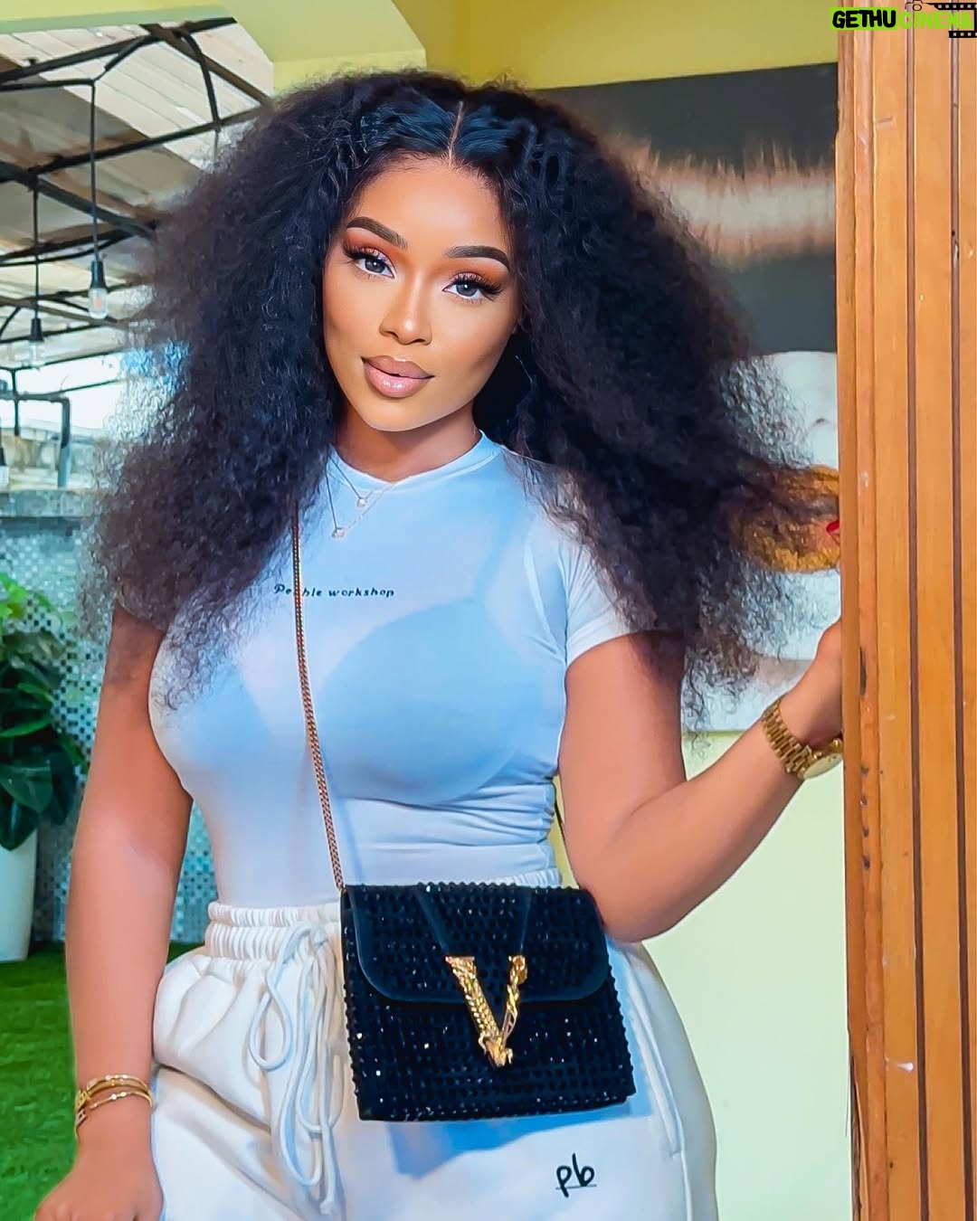 Onyi Alex - 42.6K Likes - Last slide is my major problem 😩😂
Pick ya favorite slide❤️