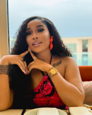 Onyi Alex Instagram - Seen my new movie yet? “Throne to Love? ….
What are your thoughts about the movie …?👇❤️

Still showing only on ONYIIALEXTV ‼️