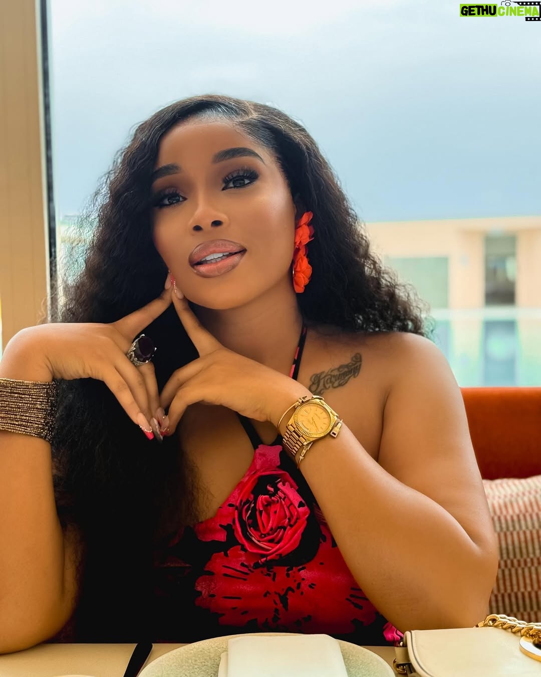 Onyi Alex - 48.3K Likes - Seen my new movie yet? “Throne to Love? ….
What are your thoughts about the movie …?👇❤️
Still showing only on ONYIIALEXTV ‼️