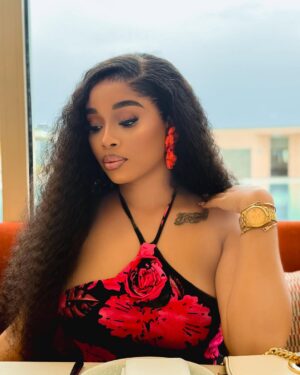 Onyi Alex Instagram - Seen my new movie yet? “Throne to Love? ….
What are your thoughts about the movie …?👇❤️

Still showing only on ONYIIALEXTV ‼️