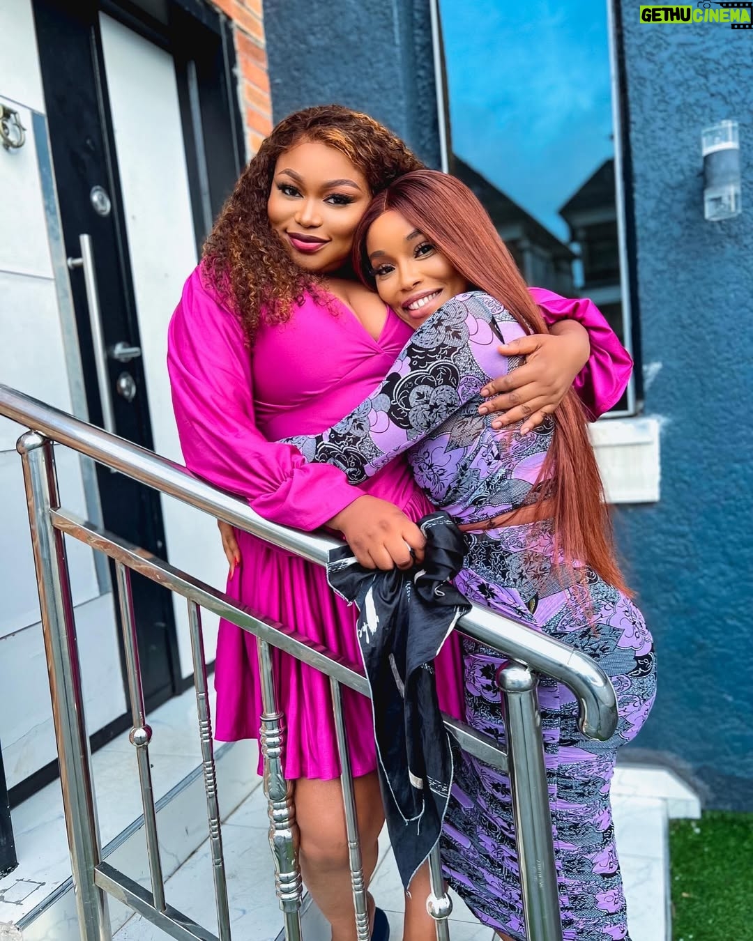 Onyi Alex - 67K Likes - It only gets better🙏🏻✅ 2nd slide 2017🙈
With my day 1 girlie @ruthkadiri ❤️❤️
____Workoclock🎬
Movie title:: fake life 🎦
Director @kingsleyiweru01 👊🏿
Makeup @irob_beautyplug