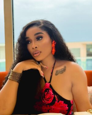 Onyi Alex Instagram - Seen my new movie yet? “Throne to Love? ….
What are your thoughts about the movie …?👇❤️

Still showing only on ONYIIALEXTV ‼️