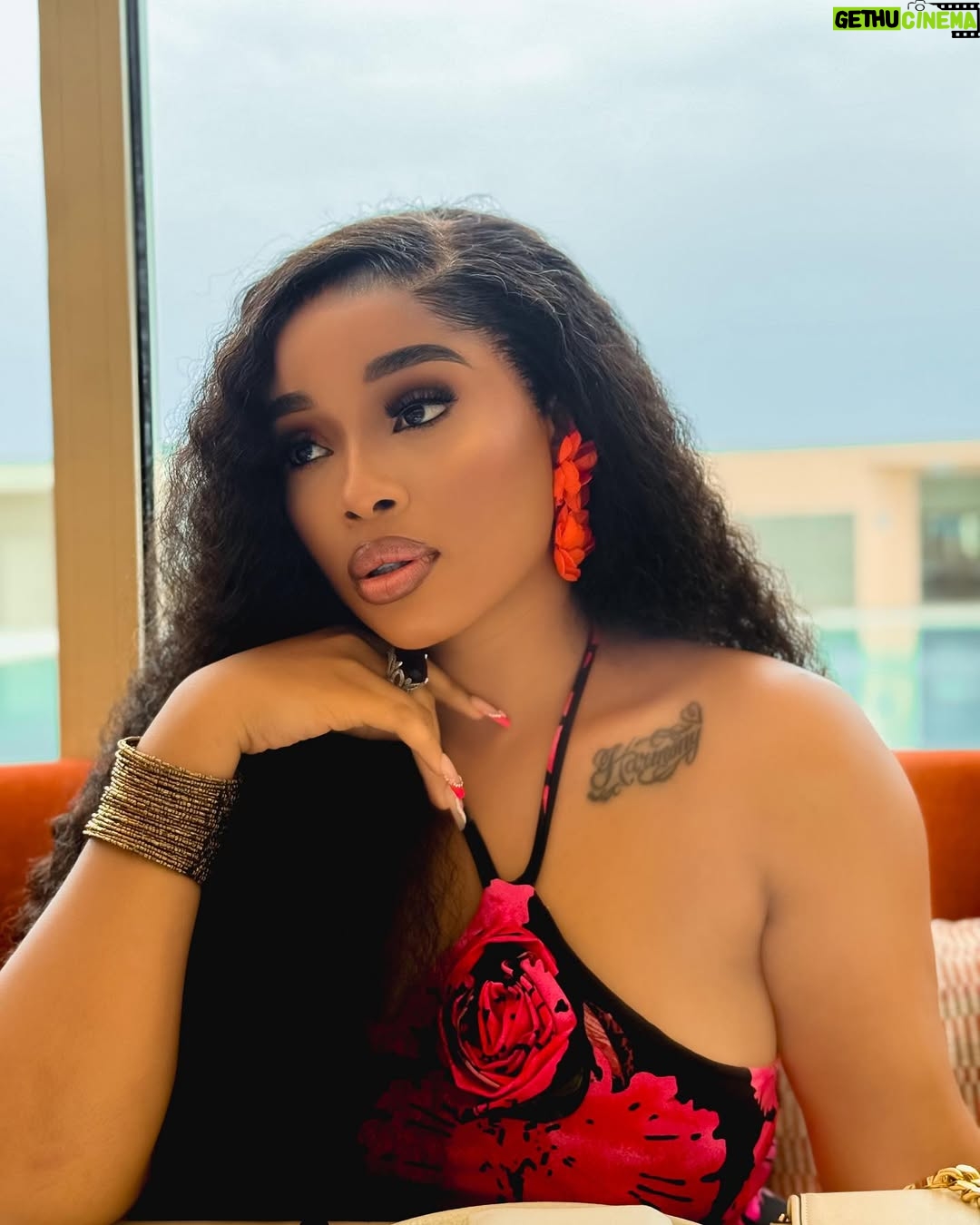Onyi Alex - 48.3K Likes - Seen my new movie yet? “Throne to Love? ….
What are your thoughts about the movie …?👇❤️
Still showing only on ONYIIALEXTV ‼️