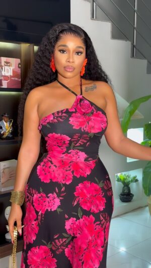 Onyi Alex Instagram - What did you hear about Igbo girls..?🌹

THRONE TO LOVE still showing on ONYIIALEXTV ‼️

Thank you fam for riding with me.🥹❤️
