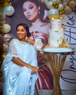 Onyi Alex Instagram - TAG WHO YOU SEE ❤️

Take me back 😉🥳
Makeup @bare2beauty 
Outfit @stitchesbyandra