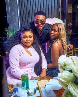 Onyi Alex Instagram - TAG WHO YOU SEE ❤️

Take me back 😉🥳
Makeup @bare2beauty 
Outfit @stitchesbyandra