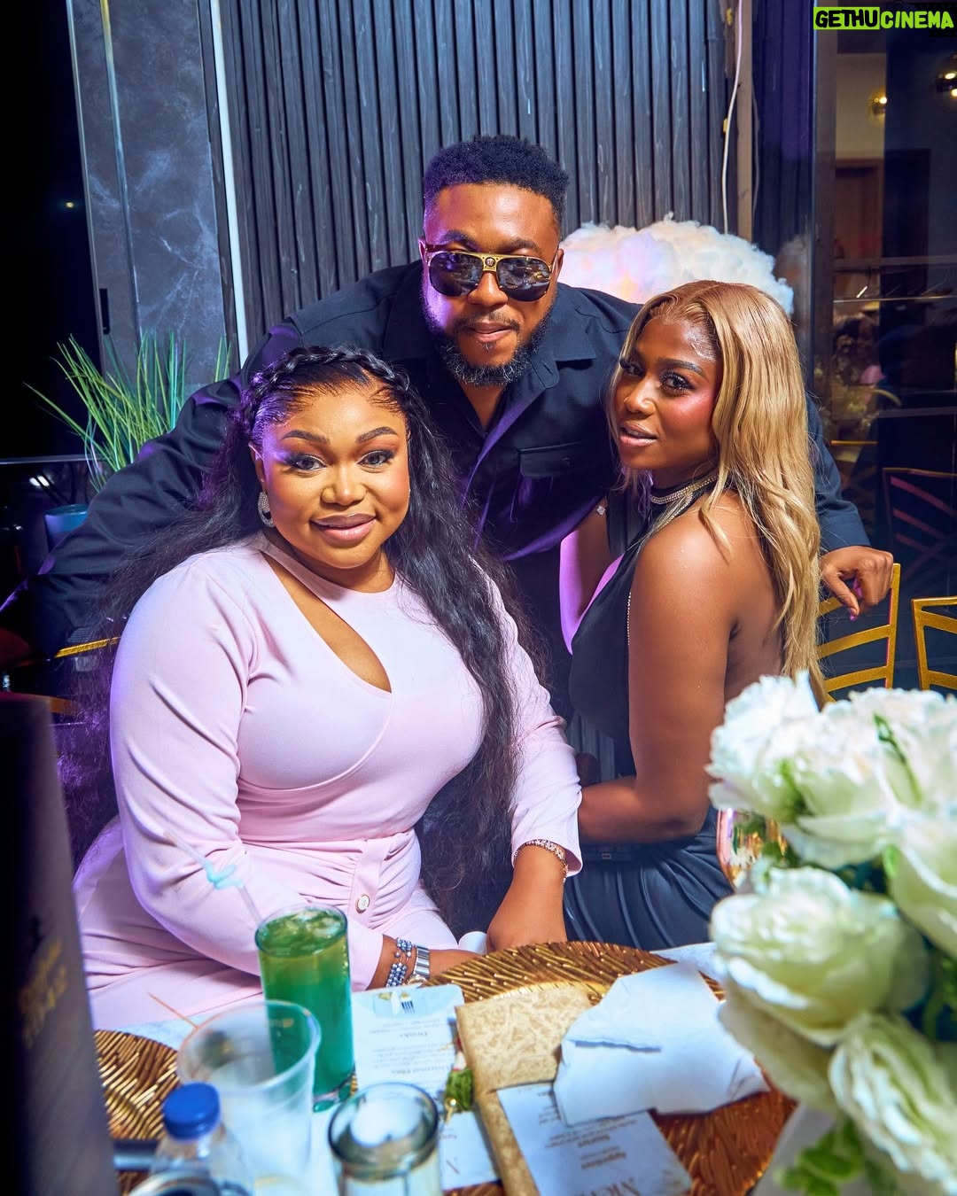 Onyi Alex - 115.7K Likes - TAG WHO YOU SEE ❤️
Take me back 😉🥳
Makeup @bare2beauty
Outfit @stitchesbyandra