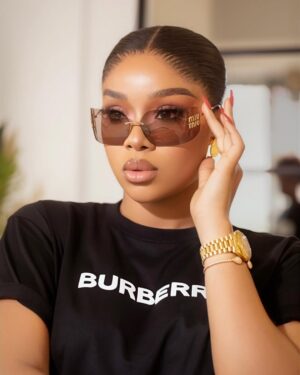 Onyi Alex Instagram - Pick your favorite slide?????? ♥️🌹
Blessed new week fam🙏🏻 #authenwa❤️ 

Slowly but surely ✅
Last slide movie title: Native baddie😂

💄 @bibyonce 🌹
Please don’t forget to subscribe to onyiialextv 🌹
#onyiialextv #onyiialexx