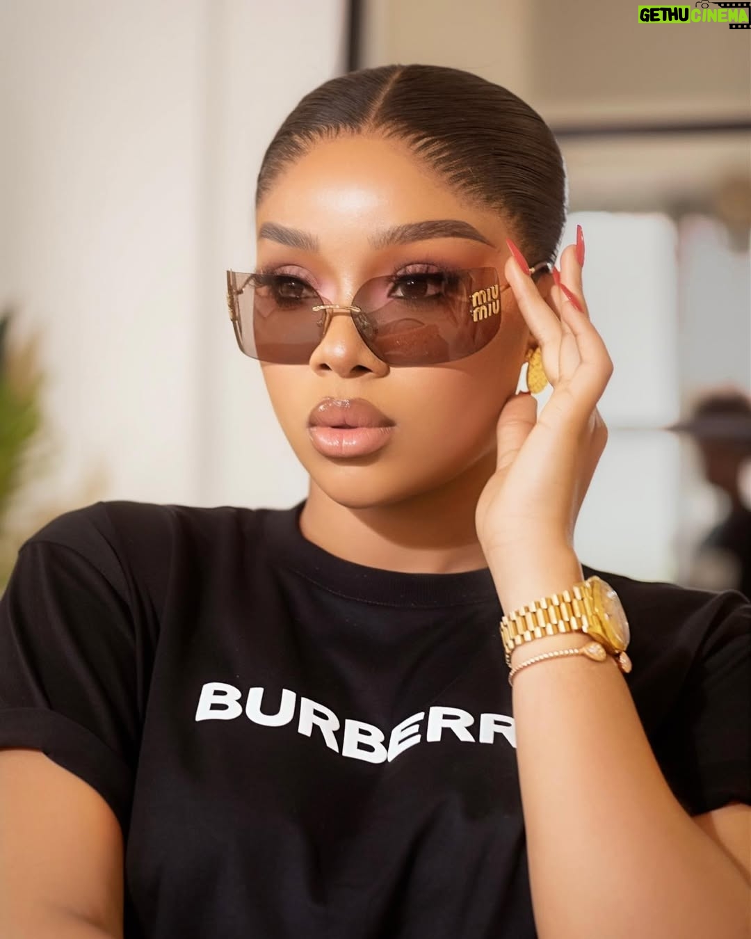 Onyi Alex - 47.5K Likes - Pick your favorite slide?????? ♥️🌹
Blessed new week fam🙏🏻 #authenwa❤️
Slowly but surely ✅
Last slide movie title: Native baddie😂
💄 @bibyonce 🌹
Please don’t forget to subscribe to onyiialextv 🌹
#onyiialextv #onyiialexx