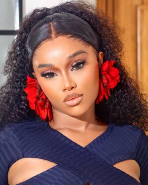 Onyi Alex Instagram - Somebody’s bottle of champagne 💙❤️
Authe Nwa👄

Pick ya fav slide ?????????🙈🙈❤️

Outfit @bellabejj 🔥🔥

Makeup @bibyonce ❤️❤️

Earrings @fabjewels_official ✅

Hair stylist @styledbyessa ✅