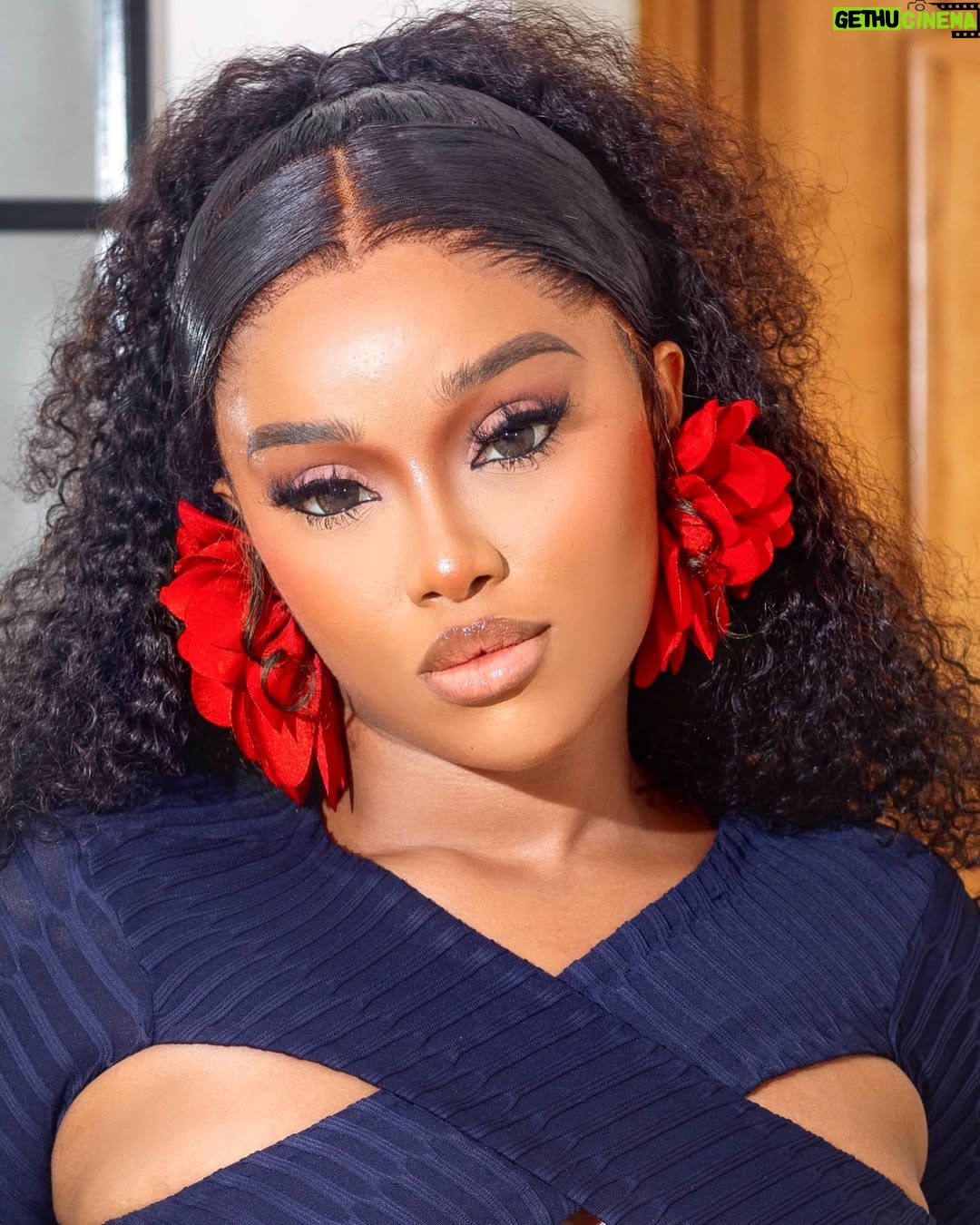 Onyi Alex - 50.2K Likes - Somebody’s bottle of champagne 💙❤️
Authe Nwa👄
Pick ya fav slide ?????????🙈🙈❤️
Outfit @bellabejj 🔥🔥
Makeup @bibyonce ❤️❤️
Earrings @fabjewels_official ✅
Hair stylist @styledbyessa ✅