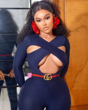 Onyi Alex Instagram - Somebody’s bottle of champagne 💙❤️
Authe Nwa👄

Pick ya fav slide ?????????🙈🙈❤️

Outfit @bellabejj 🔥🔥

Makeup @bibyonce ❤️❤️

Earrings @fabjewels_official ✅

Hair stylist @styledbyessa ✅