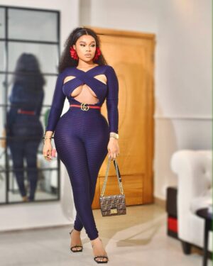 Onyi Alex Instagram - Somebody’s bottle of champagne 💙❤️
Authe Nwa👄

Pick ya fav slide ?????????🙈🙈❤️

Outfit @bellabejj 🔥🔥

Makeup @bibyonce ❤️❤️

Earrings @fabjewels_official ✅

Hair stylist @styledbyessa ✅