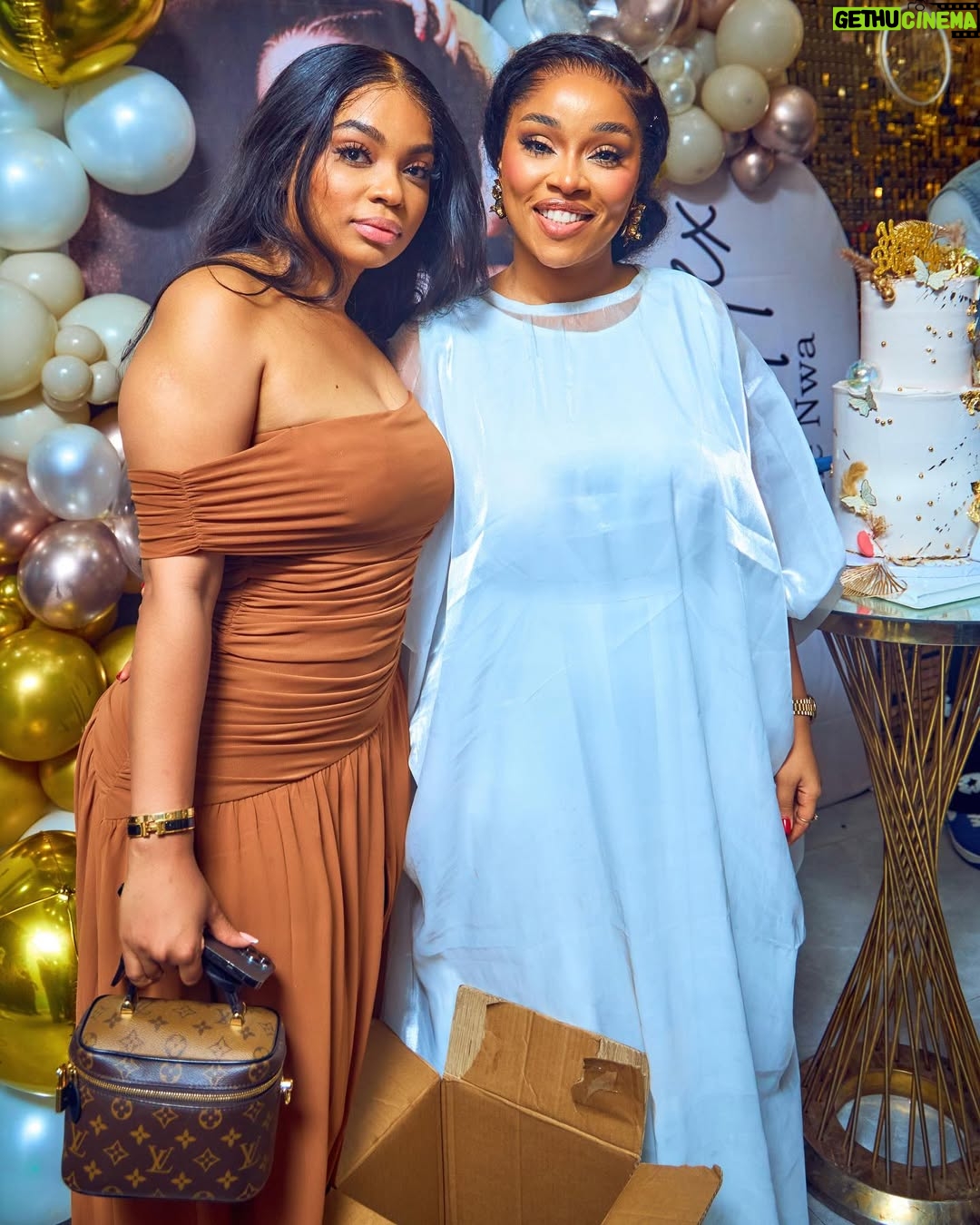 Onyi Alex - 115.7K Likes - TAG WHO YOU SEE ❤️
Take me back 😉🥳
Makeup @bare2beauty
Outfit @stitchesbyandra