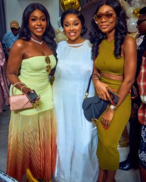 Onyi Alex Instagram - TAG WHO YOU SEE ❤️

Take me back 😉🥳
Makeup @bare2beauty 
Outfit @stitchesbyandra