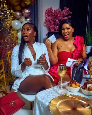 Onyi Alex Instagram - TAG WHO YOU SEE ❤️

Take me back 😉🥳
Makeup @bare2beauty 
Outfit @stitchesbyandra