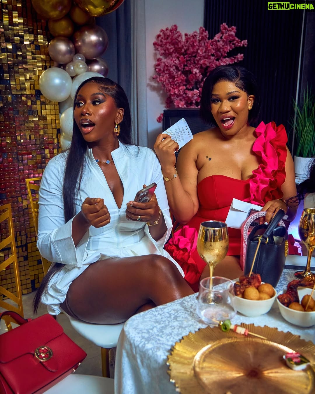 Onyi Alex - 115.7K Likes - TAG WHO YOU SEE ❤️
Take me back 😉🥳
Makeup @bare2beauty
Outfit @stitchesbyandra
