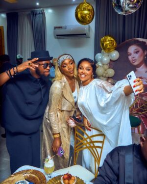 Onyi Alex Instagram - TAG WHO YOU SEE ❤️

Take me back 😉🥳
Makeup @bare2beauty 
Outfit @stitchesbyandra