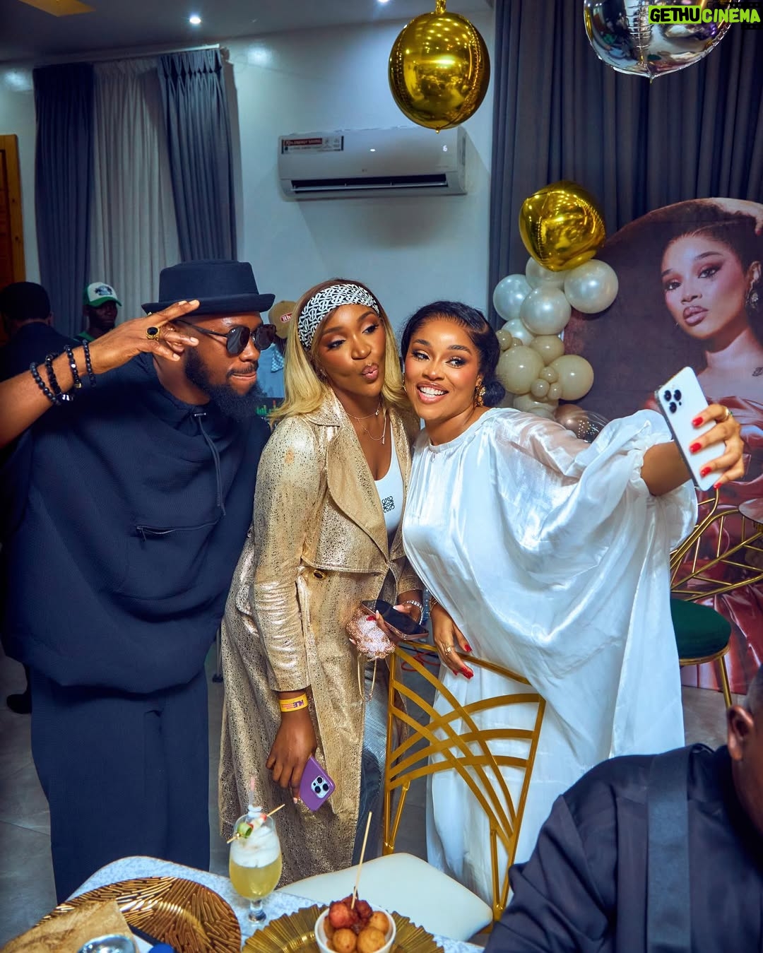 Onyi Alex - 115.7K Likes - TAG WHO YOU SEE ❤️
Take me back 😉🥳
Makeup @bare2beauty
Outfit @stitchesbyandra