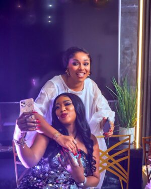 Onyi Alex Instagram - TAG WHO YOU SEE ❤️

Take me back 😉🥳
Makeup @bare2beauty 
Outfit @stitchesbyandra