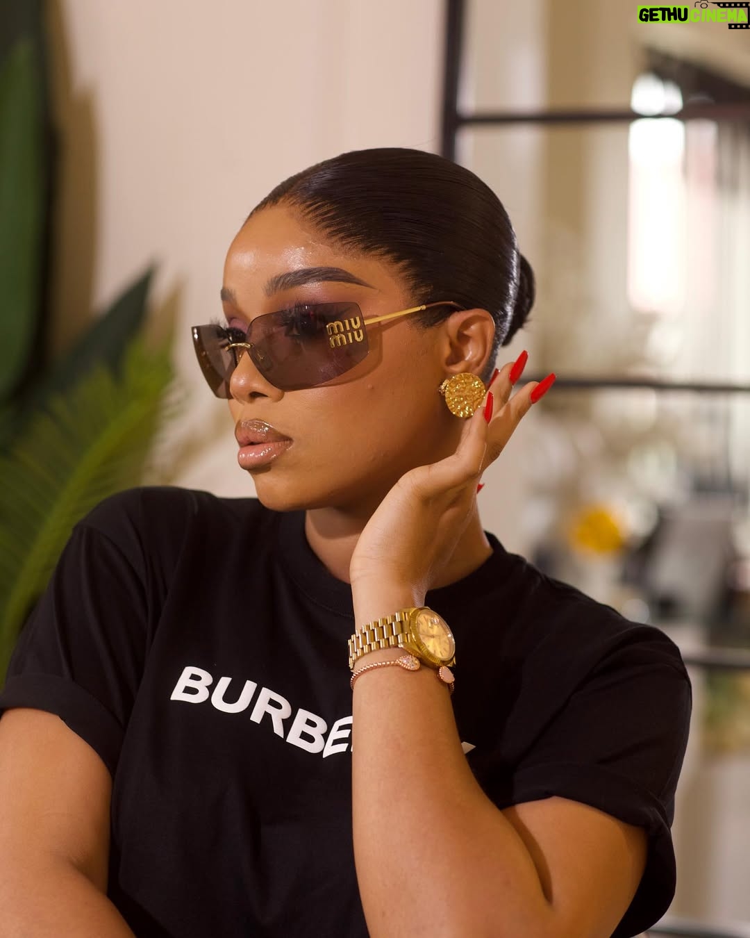 Onyi Alex - 47.5K Likes - Pick your favorite slide?????? ♥️🌹
Blessed new week fam🙏🏻 #authenwa❤️
Slowly but surely ✅
Last slide movie title: Native baddie😂
💄 @bibyonce 🌹
Please don’t forget to subscribe to onyiialextv 🌹
#onyiialextv #onyiialexx