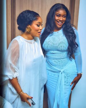 Onyi Alex Instagram - TAG WHO YOU SEE ❤️

Take me back 😉🥳
Makeup @bare2beauty 
Outfit @stitchesbyandra