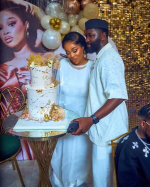 Onyi Alex Instagram - TAG WHO YOU SEE ❤️

Take me back 😉🥳
Makeup @bare2beauty 
Outfit @stitchesbyandra